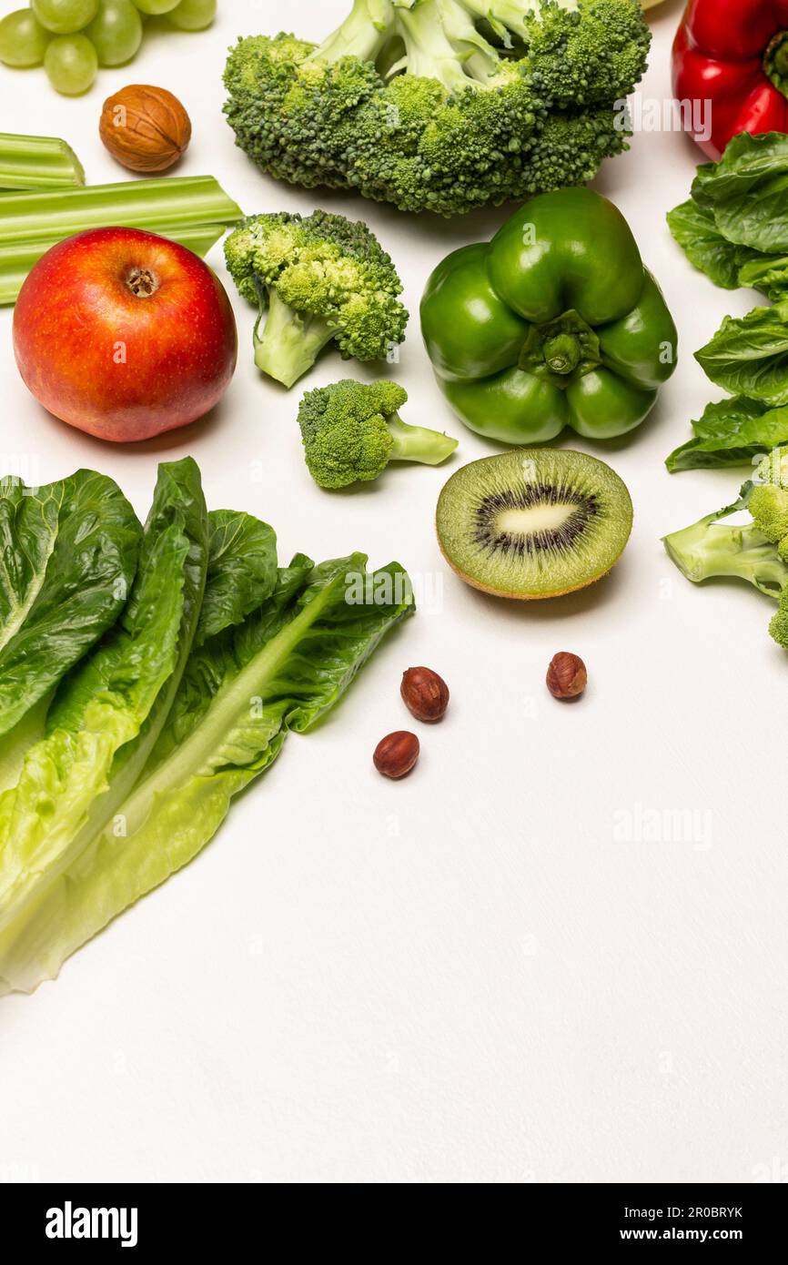 Gemüse, Obst und Salatblätter auf weißem Hintergrund. Flach verlegt. Speicherplatz kopieren. Stockfoto