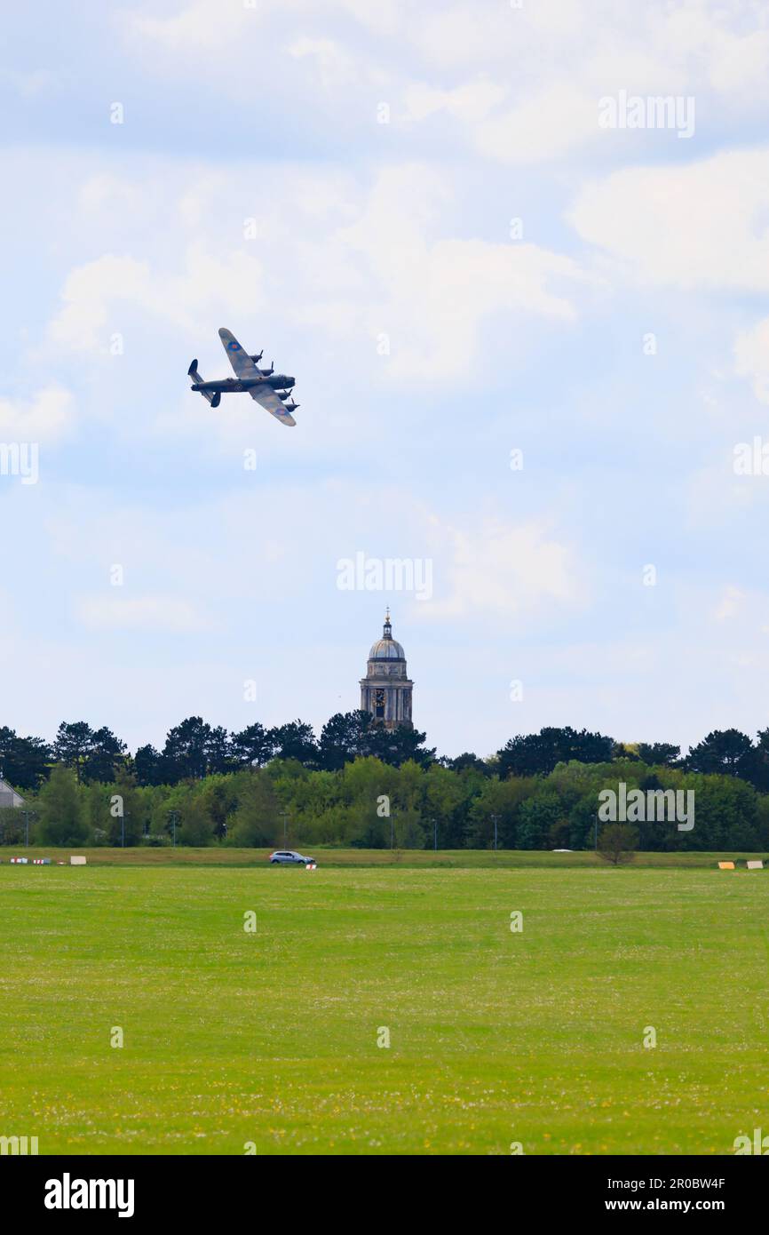 Avro Lancaster PA474 der Royal Air Force, RAF, Battle of Britain Memorial Flight at low Level over RAF College Tower, Cranwell, 7. Mai 2023. Stockfoto