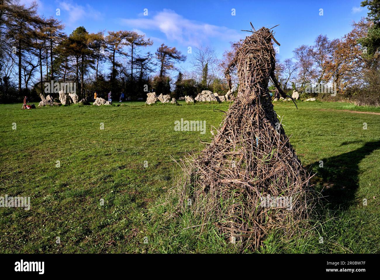 Wicker-Hexenskulptur bei den Rollright Stones, Cotswolds, England, Großbritannien Stockfoto