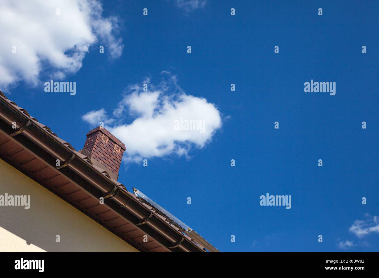 Weiße Wolke wie Rauch aus dem Kamin eines Hauses, Frühlingstag Stockfoto