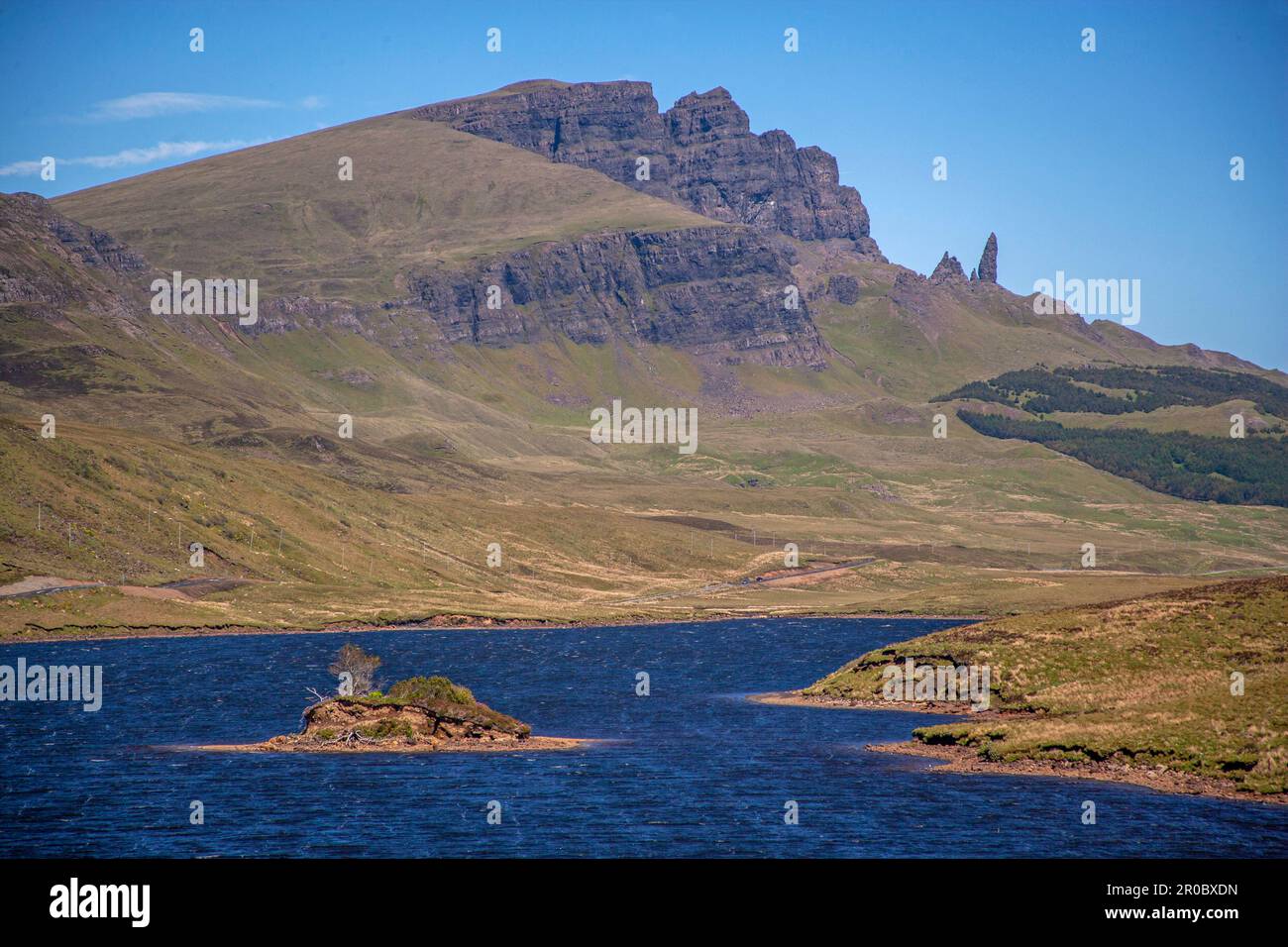 Der Storr Rock aus der Sicht von Loch Fada, Isle of Skye, Inner Hebrids. Stockfoto