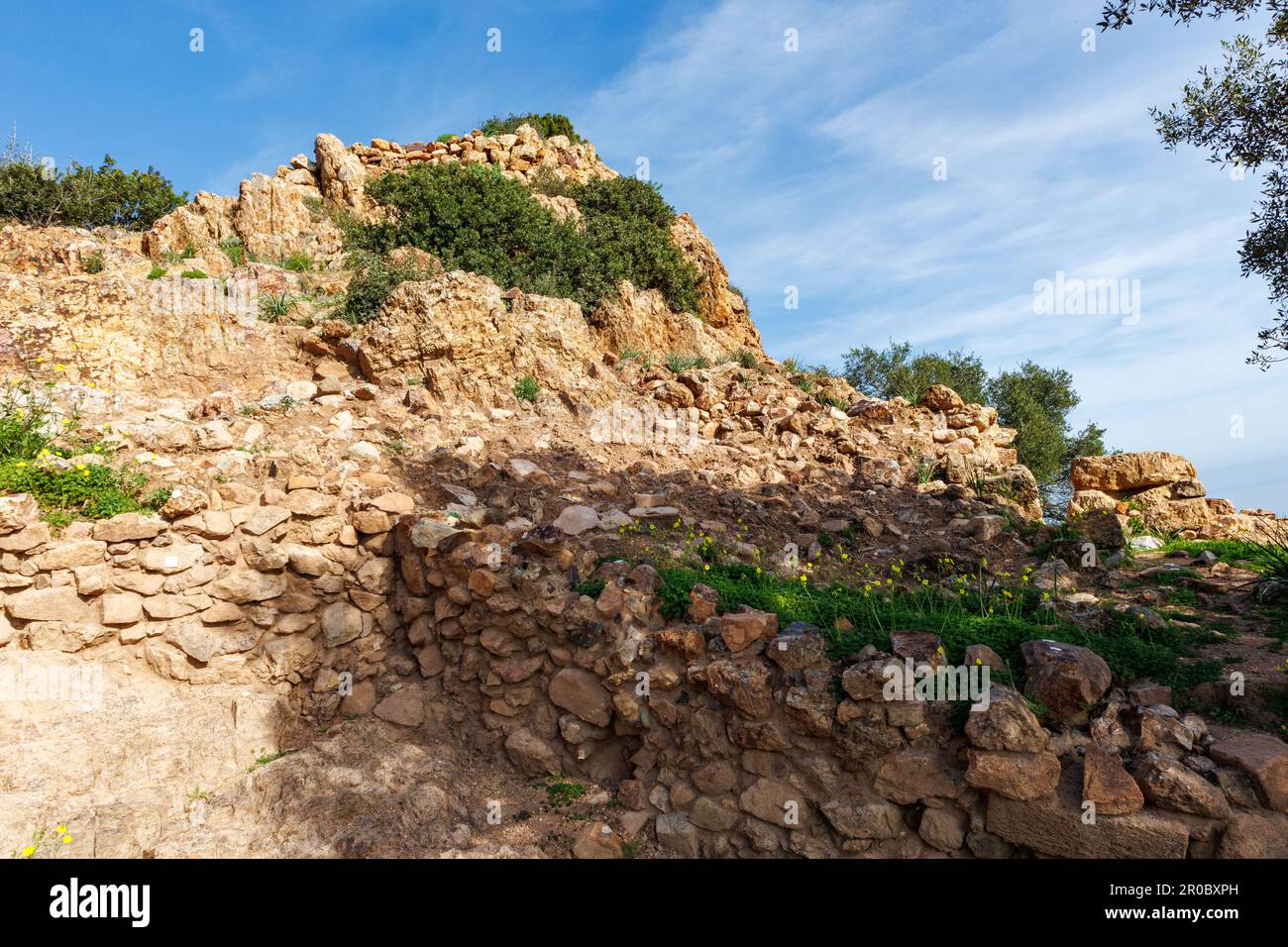 Die nuraghe oder Nurhag, die wichtigste Art eines uralten megalithischen Bauwerks, das in Sardinien zu finden ist Stockfoto