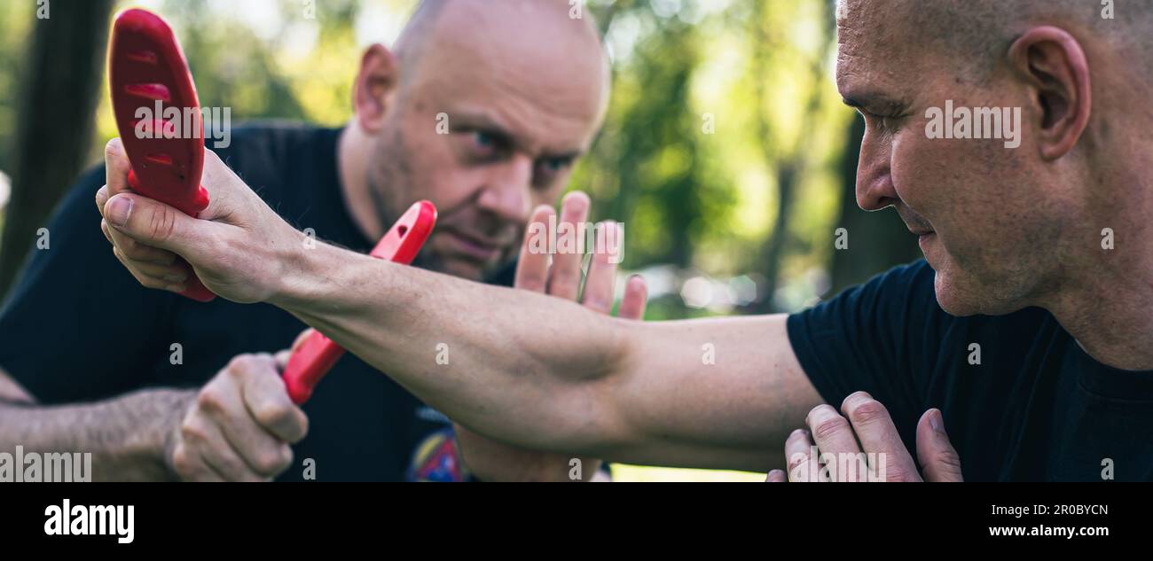 Messer gegen Messer Kampftraining. Sumbrada-Trainingsmethode. Plastikwaffen verteidigen Demonstrationsübung Stockfoto
