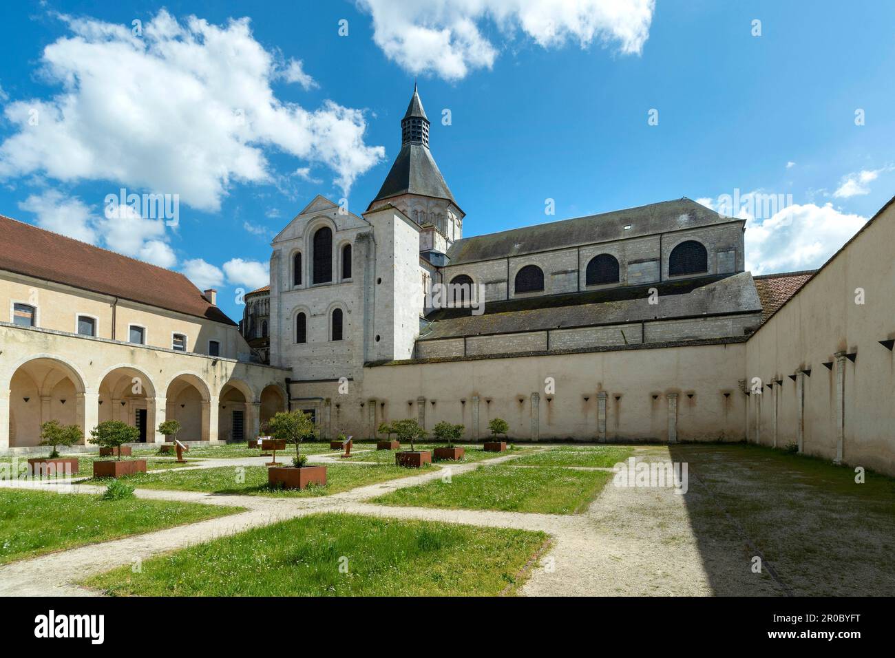 La Charite sur Loire. Blick auf die zum unesco-Weltkulturerbe gehörende Kirche Notre-Dame vom gotischen Kloster. Nievre . Bourgogne.Frankreich Stockfoto