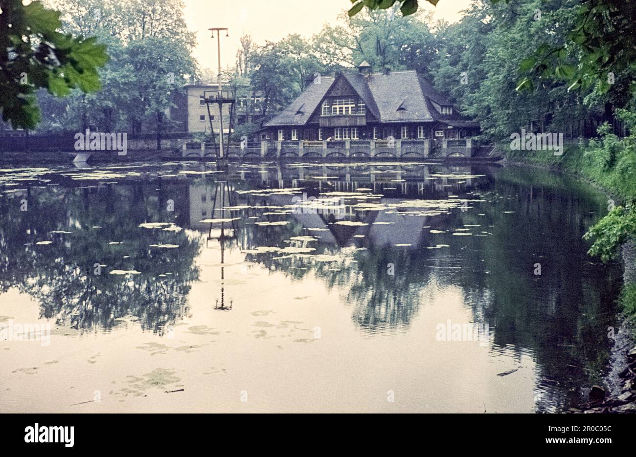 Castle Pond und Ice House, wo die Bevölkerung im Winter Schlittschuhlaufen ging. Pascheke, Stadtzentrum Opole, Woiwodschaft Opole, Polen, 1962 Stockfoto