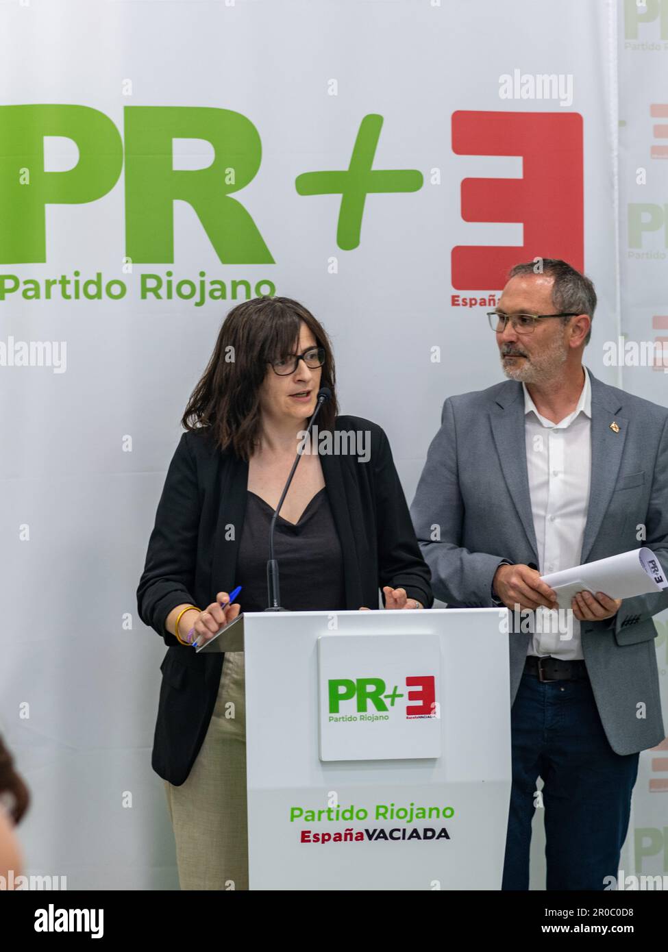 Zwei Vertreter der partido riojano und der España vaciada sprechen über das neue BOSONIT-Projekt in Logroño. Stockfoto