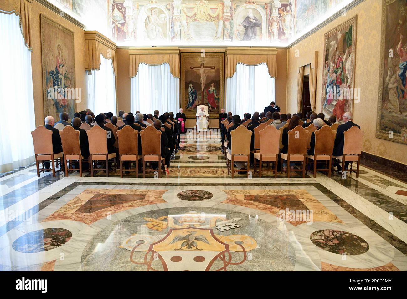 Vatikan, Vatikan. 08. Mai 2023. Italien, Rom, Vatikan, 2023/5/8. Papst Franziskus empfängt im Publikum die religiöse Kongregation des Heiligen Geistes auf dem Foto des Vatikans von den Vatikanischen Medien/katholischen Pressefotos. BESCHRÄNKT AUF REDAKTIONELLE VERWENDUNG - KEIN MARKETING - KEINE WERBEKAMPAGNEN Kredit: Independent Photo Agency/Alamy Live News Stockfoto