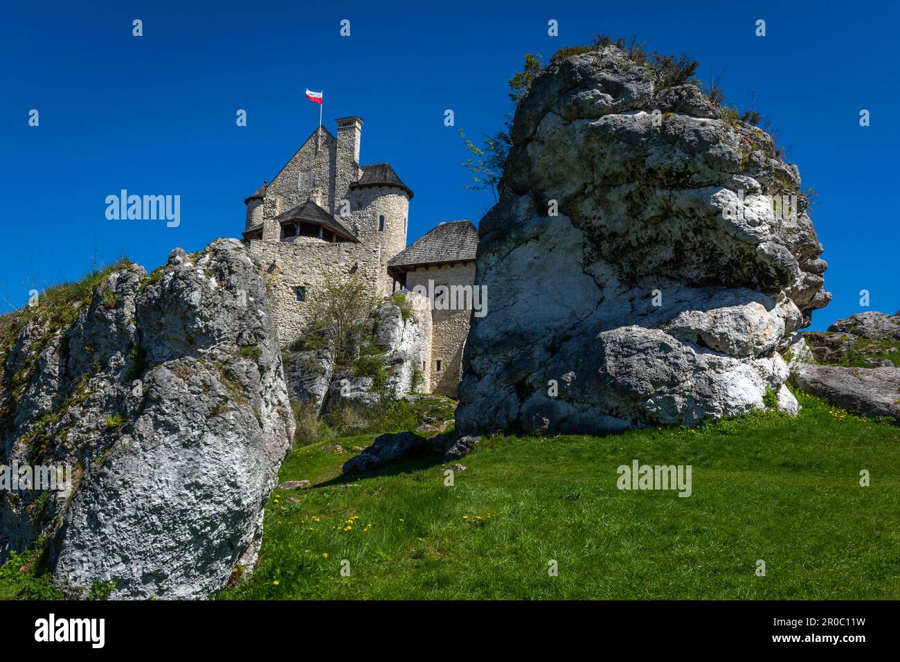 Schloss im Dorf Bobolice, Polen. Stockfoto