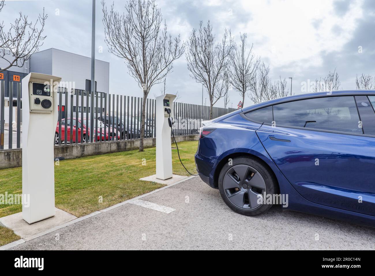 Ladestationen für Elektrofahrzeuge auf einem Parkplatz unter freiem Himmel Stockfoto