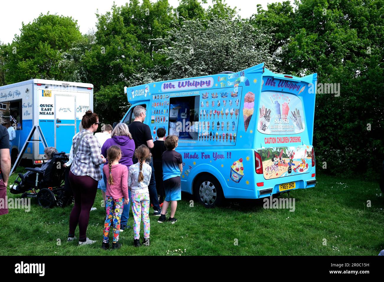 Kunden in einem Eiswagen, der darauf wartet, serviert zu werden, sturry Village, Stadt canterbury, kent, uk Mai 2023 Stockfoto