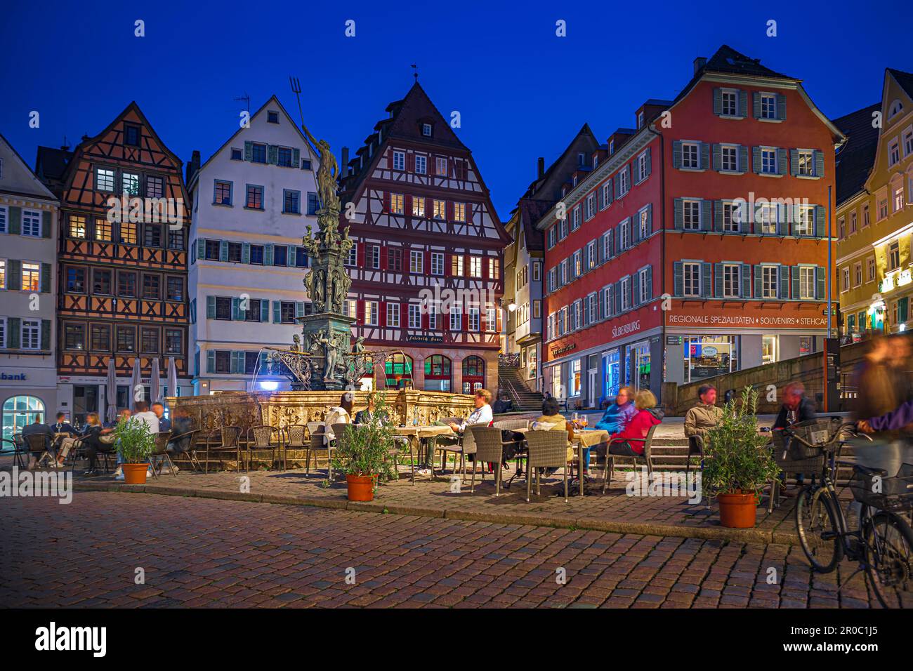 TÜBINGEN, BADEN-WÜRTTEMBERG, DEUTSCHLAND - CIRCA MAI 2023: Der Marktplatz der Stadt Tübingen, Deutschland. Stockfoto