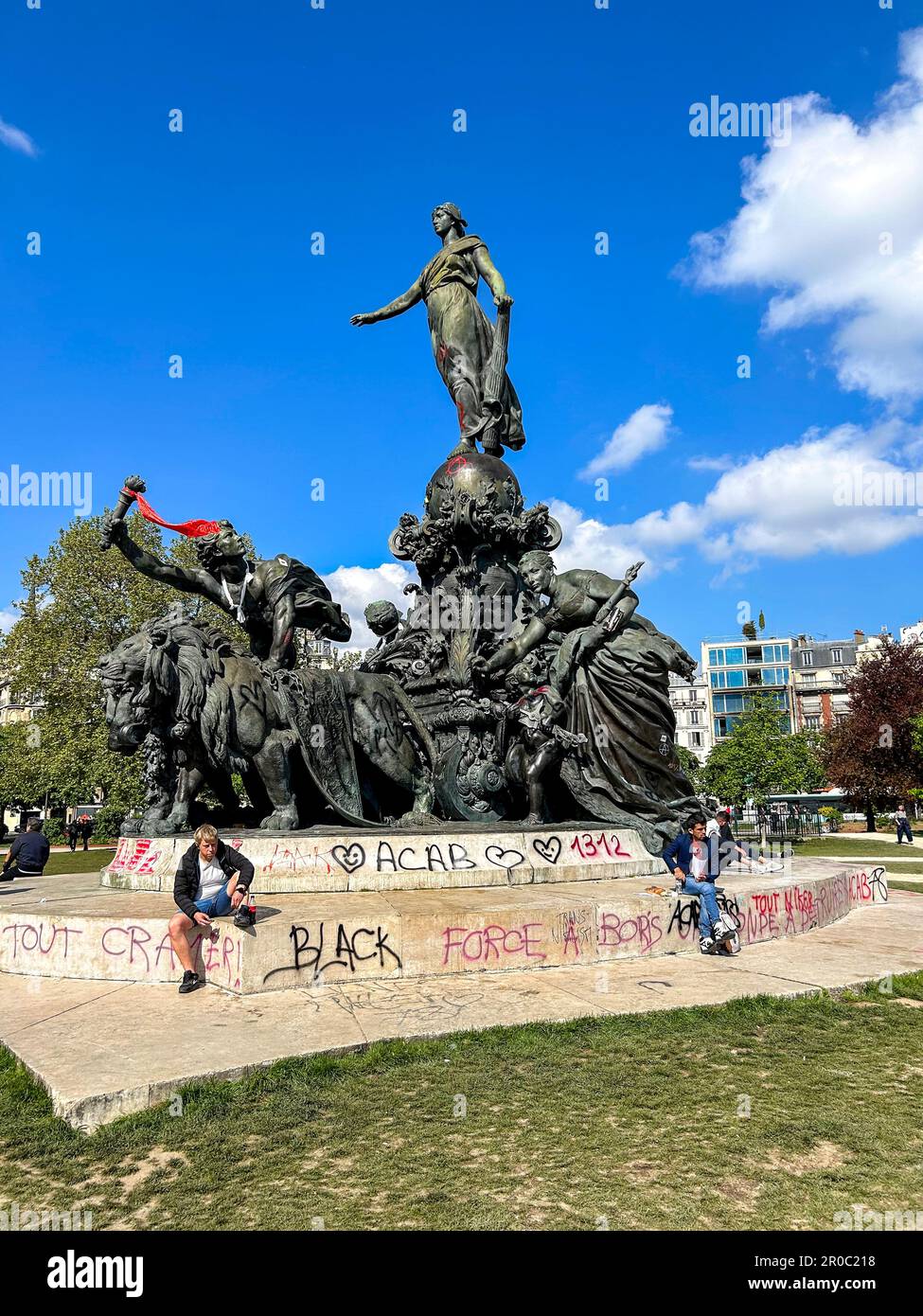 Paris, Frankreich, Beschädigung der Stadt nach Anti-Regierung, Anti-Macron, Anti-Rente Gesetz Reform Demonstrationen, Graffitti Slogans, öffentliche Statue, Place de la Nation Kunst im Freien Stockfoto