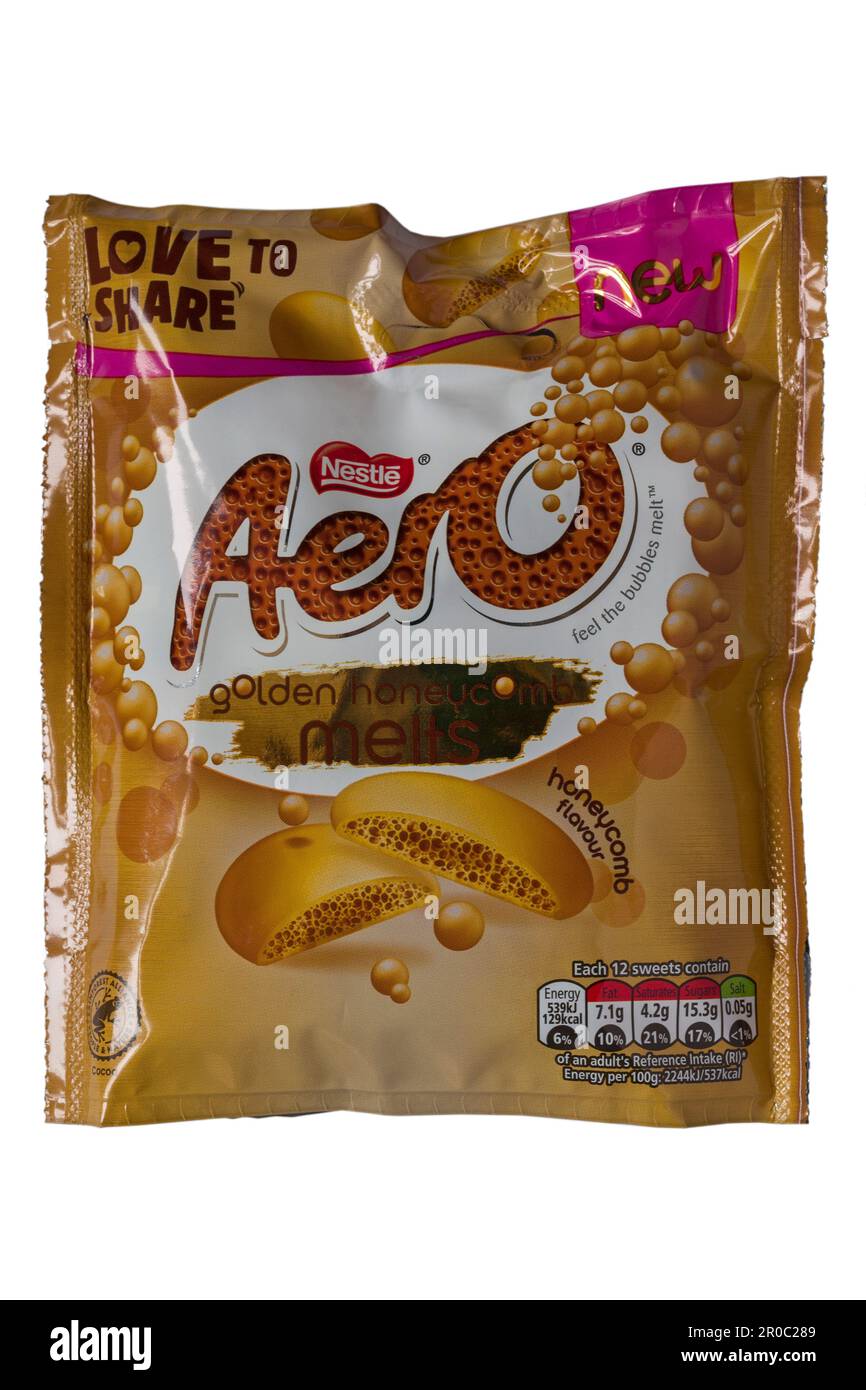 Eine Packung Nestle Aero Golden Honeycomb schmilzt isoliert auf weißem Hintergrund - sprudelnde Honigwaben-Aroma Stockfoto