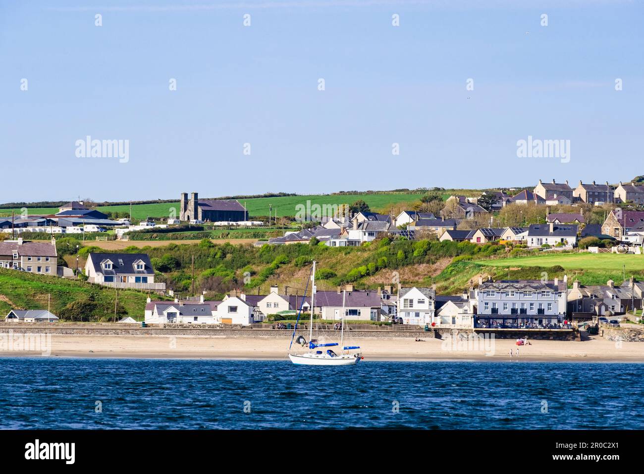 Blick auf das Meer, den Strand und das Meer in Aberdaron, Llyn Peninsula, Gwynedd, North Wales, Großbritannien, Großbritannien Stockfoto