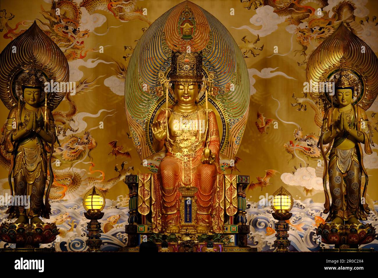 Singapur - Buddha-Zahnrelixtempel - Buddha Maitreya in der Haupt-Gebetshalle Stockfoto