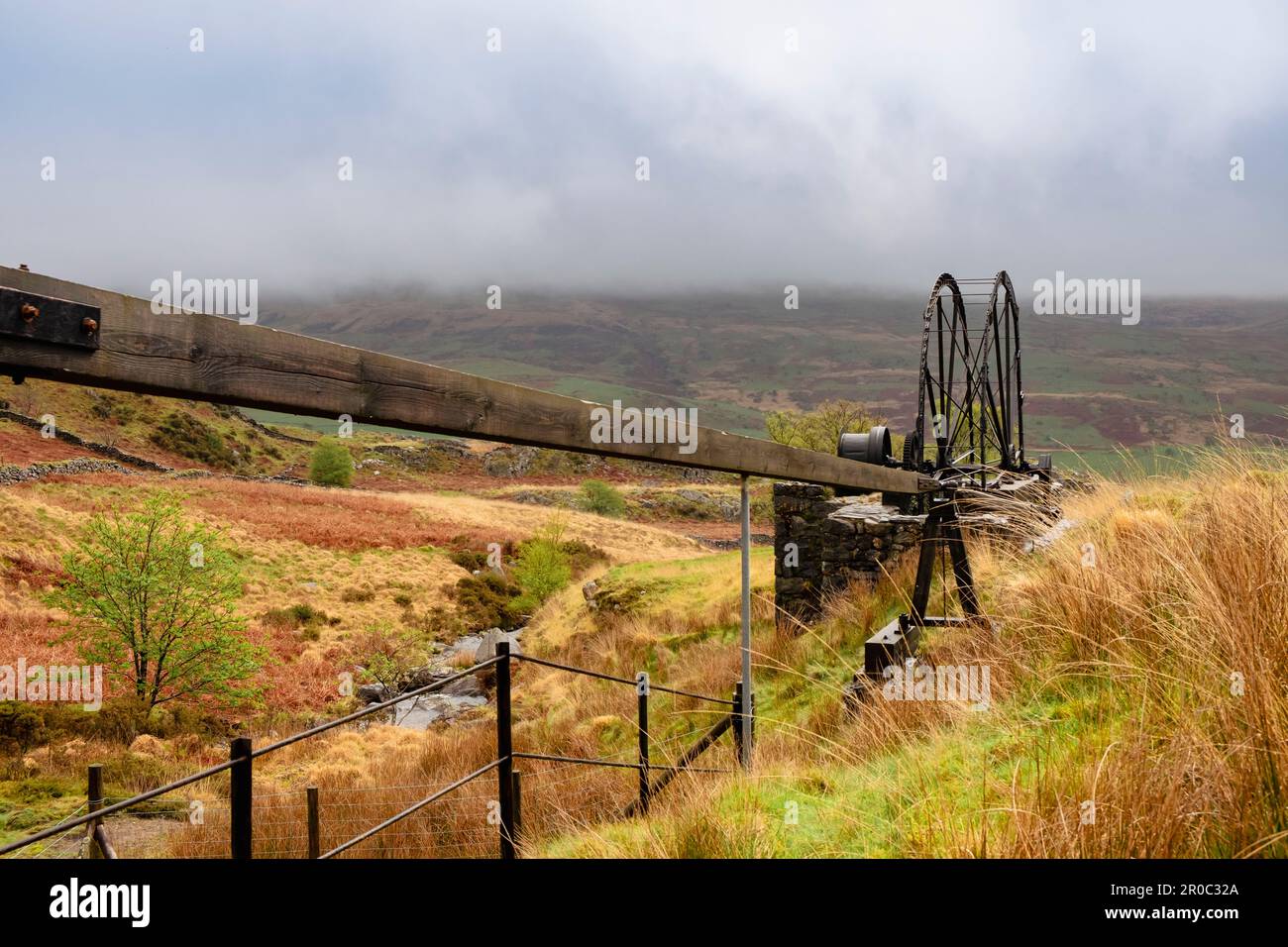 Überreste der Cwm Ciprwth Copper Mine über Cwm Pennant im Snowdonia National Park. Sehen Sie sich die restaurierten flachen Stangen und das Wasserrad an. Gwynedd Wales UK Stockfoto