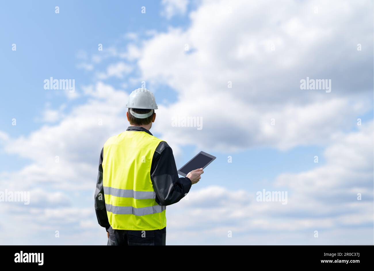 Ingenieur mit digitalem Tablet auf blauem Himmel. Hochwertiges Foto Stockfoto