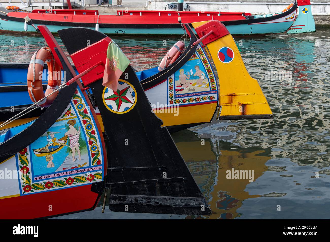Aveiro, Portugal - Oktober 2022; Nahaufnahme der Ruderklinge bedeckt mit dekorativen Gemälden eines typischen Boots, um Touristen auf eine Kanaltour zu nehmen Stockfoto