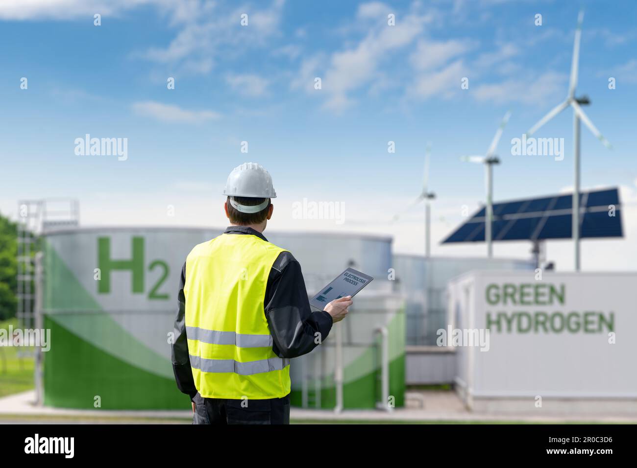 Ingenieur mit Tablet-Computer im Hintergrund der grünen Wasserstofffabrik. Hochwertiges Foto Stockfoto