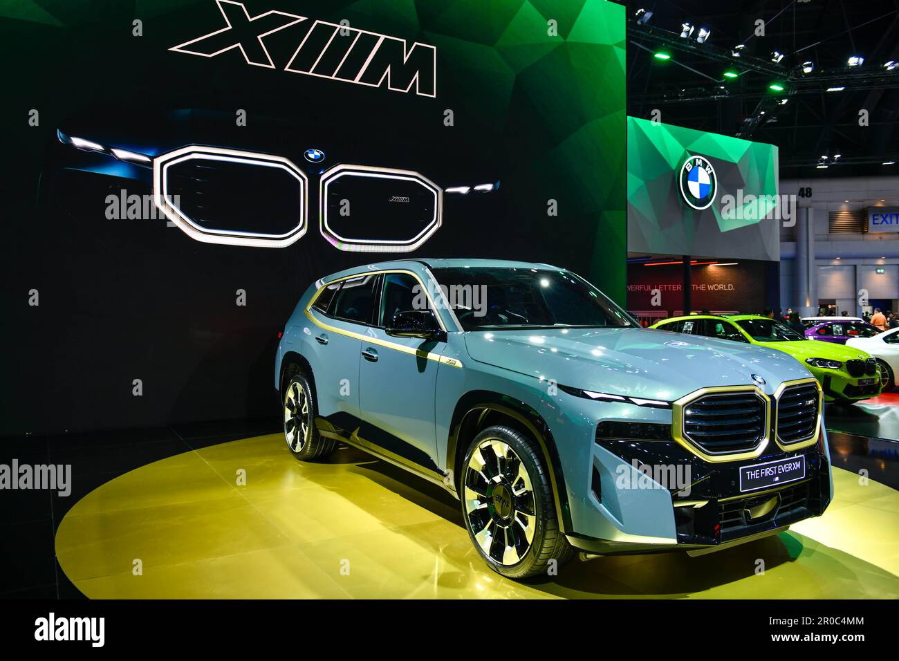 NONTHABURI – MÄRZ 24,2023: Der BMW XM, das neue maßgeschneiderte Plug-in-Hybrid-SUV-Flaggschiff der M-Abteilung auf der Bangkok International Motor Show 44. im Jahr 2023 Stockfoto