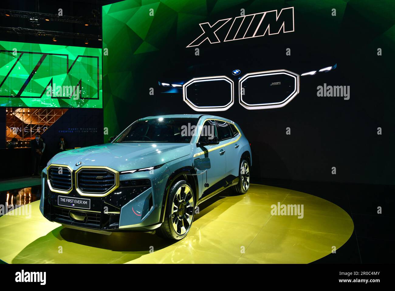 NONTHABURI – MÄRZ 24,2023: Der BMW XM, das neue maßgeschneiderte Plug-in-Hybrid-SUV-Flaggschiff der M-Abteilung auf der Bangkok International Motor Show 44. im Jahr 2023 Stockfoto