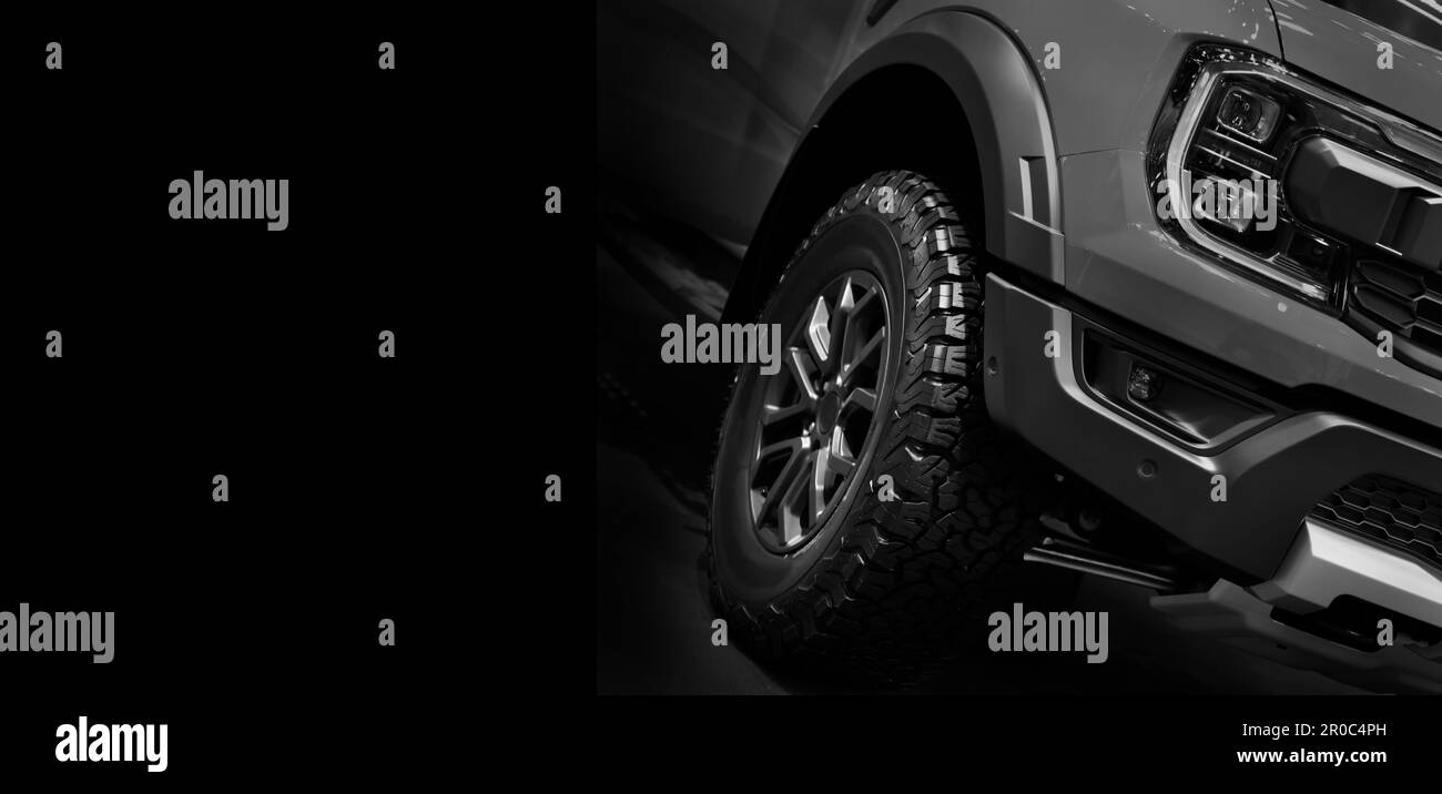 Nahaufnahme Detail auf einem der LED-Scheinwerfer Pickup Truck auf schwarzem Hintergrund, Copy Space Stockfoto