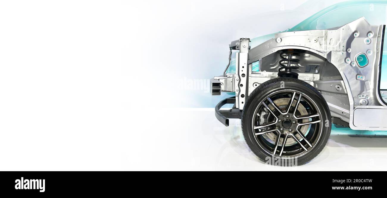 Seitenansicht einer Aluminium-Automobilstruktur auf weißem Hintergrund, Kopierbereich Stockfoto