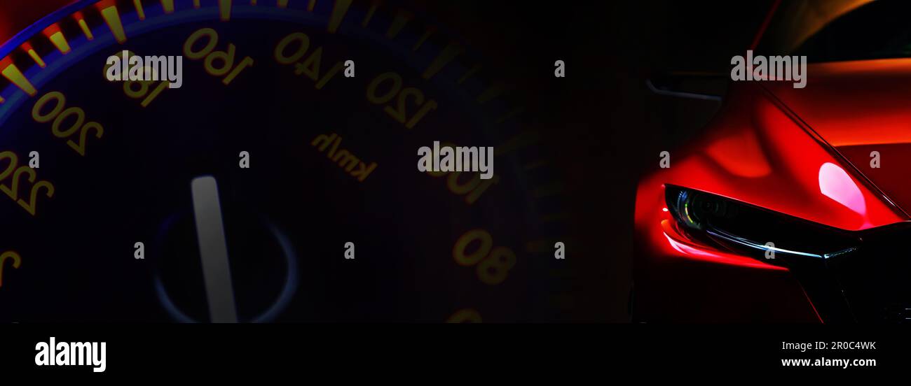 Rote moderne Autoscheinwerfer auf schwarzem Hintergrund, Kopierbereich Stockfoto