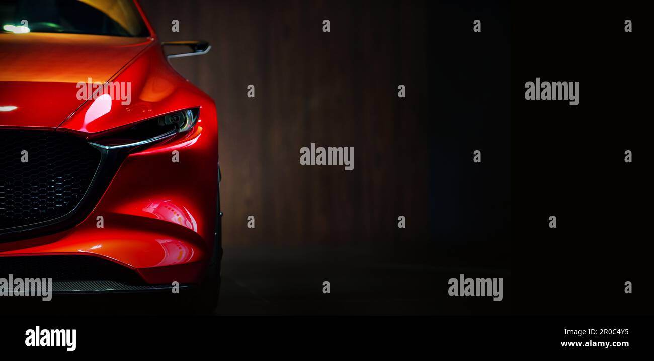 Rote moderne Autoscheinwerfer auf schwarzem Hintergrund, Kopierbereich Stockfoto