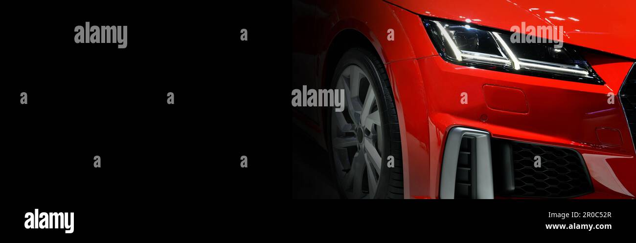 Rote moderne Autoscheinwerfer auf schwarzem Hintergrund, Kopierbereich Stockfoto