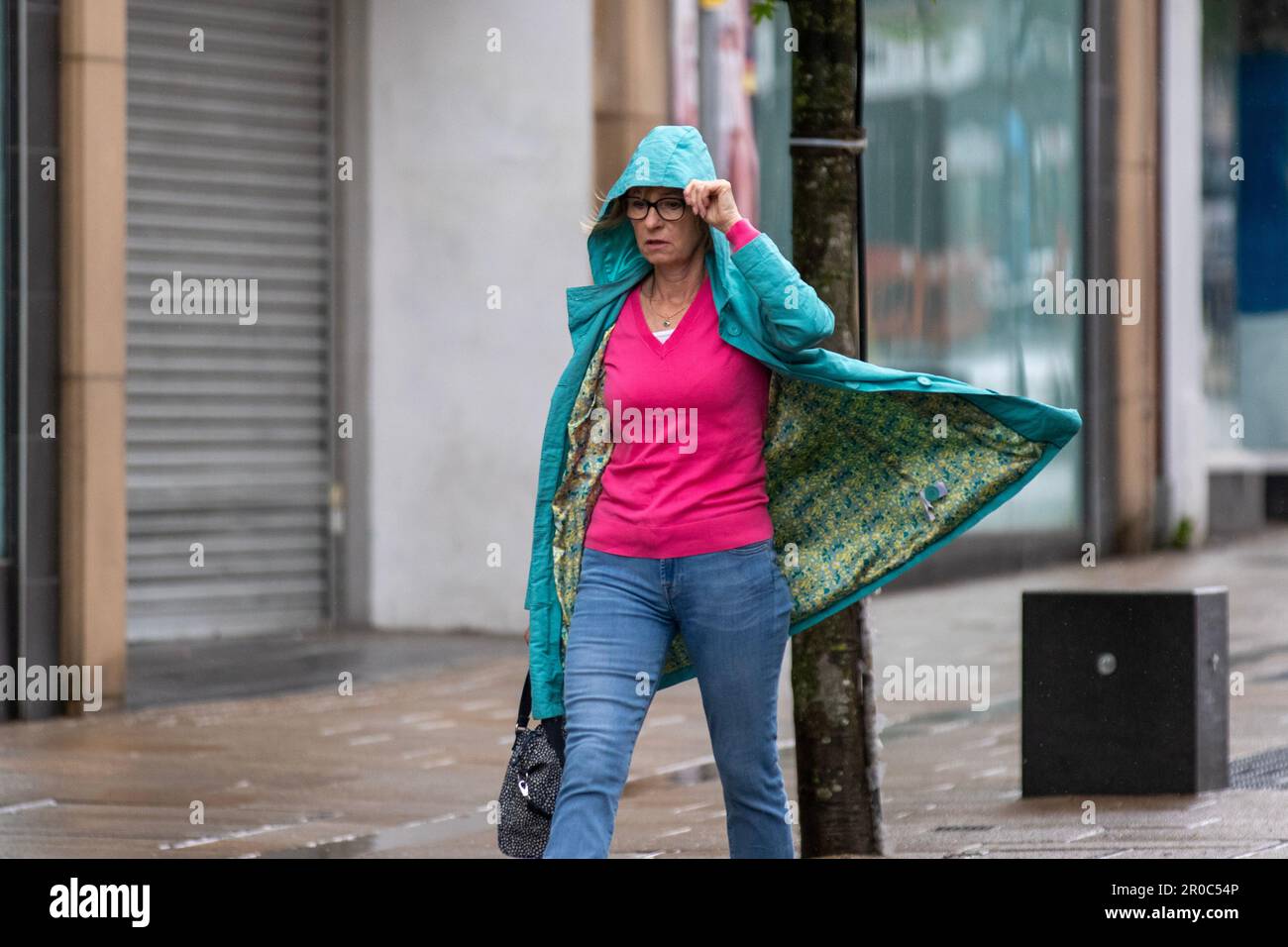 Preston, Lancashire. 8. Mai 2023 Wetter in Großbritannien. Shops, Shopper an einem nassen und windigen Feiertag in Preston einkaufen. Heute Morgen bedeckt mit heftigen Regenzaubern, die nach Osten ziehen. Scharfe Schauer, die hinter uns her sind, fallen ziemlich schwer, aber ein paar sonnige Pausen sind wahrscheinlich auch später am Tag. Stockfoto
