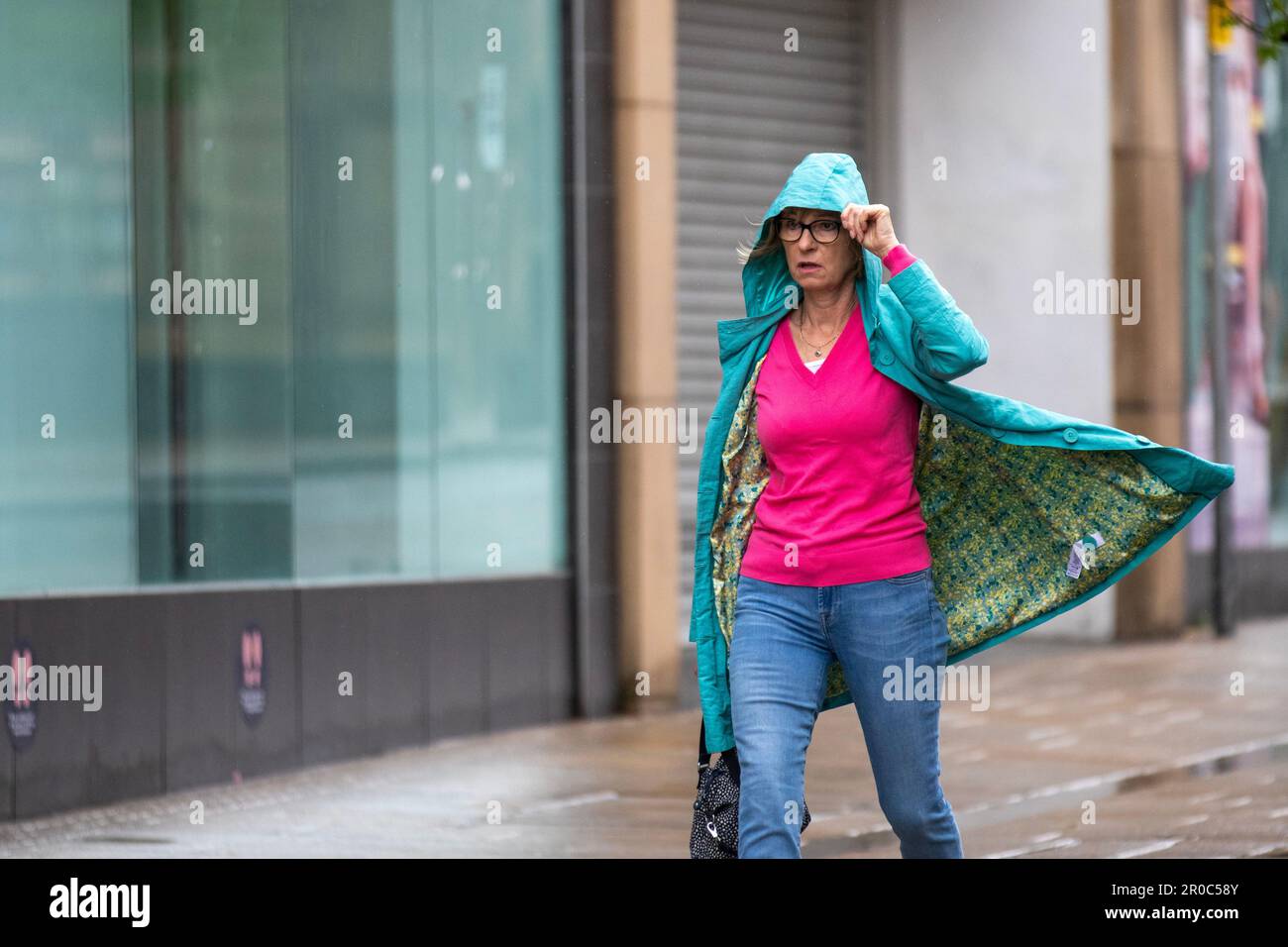 Preston, Lancashire. 8. Mai 2023 Wetter in Großbritannien. Shops, Shopper an einem nassen und windigen Feiertag in Preston einkaufen. Heute Morgen bedeckt mit heftigen Regenzaubern, die nach Osten ziehen. Scharfe Schauer, die hinter uns her sind, fallen ziemlich schwer, aber ein paar sonnige Pausen sind wahrscheinlich auch später am Tag. Stockfoto
