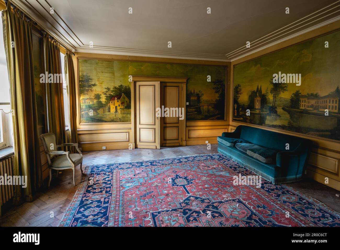 Urbex, alte verlassene Villa irgendwo in Belgien. Stockfoto