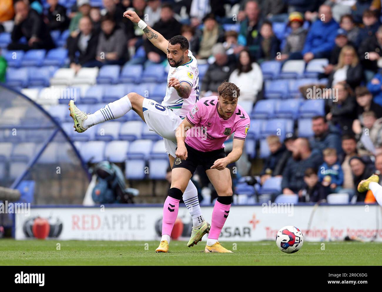 Kane Hemmings von Tranmere Rovers und Sam Sherring von Northampton Town ...