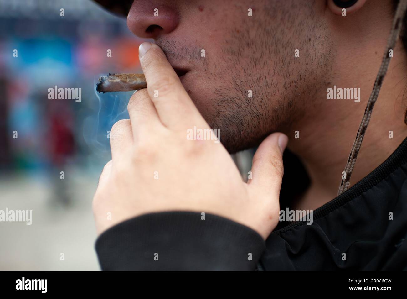 Menschen demonstrieren für die Legalisierung von Cannabis in Bogota, Kolumbien, am 6. Mai 2023. Stockfoto