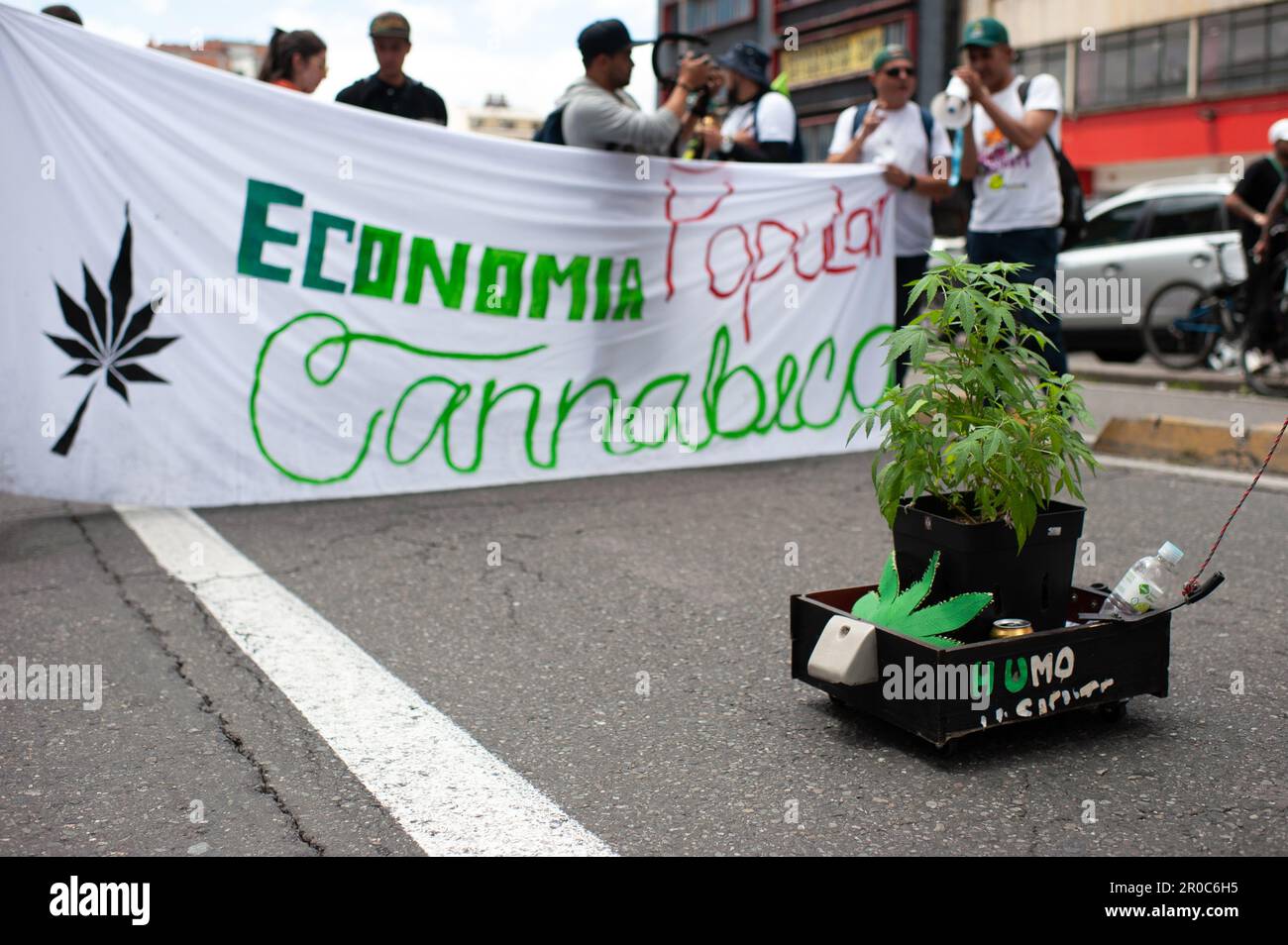 Menschen demonstrieren für die Legalisierung von Cannabis in Bogota, Kolumbien, am 6. Mai 2023. Stockfoto