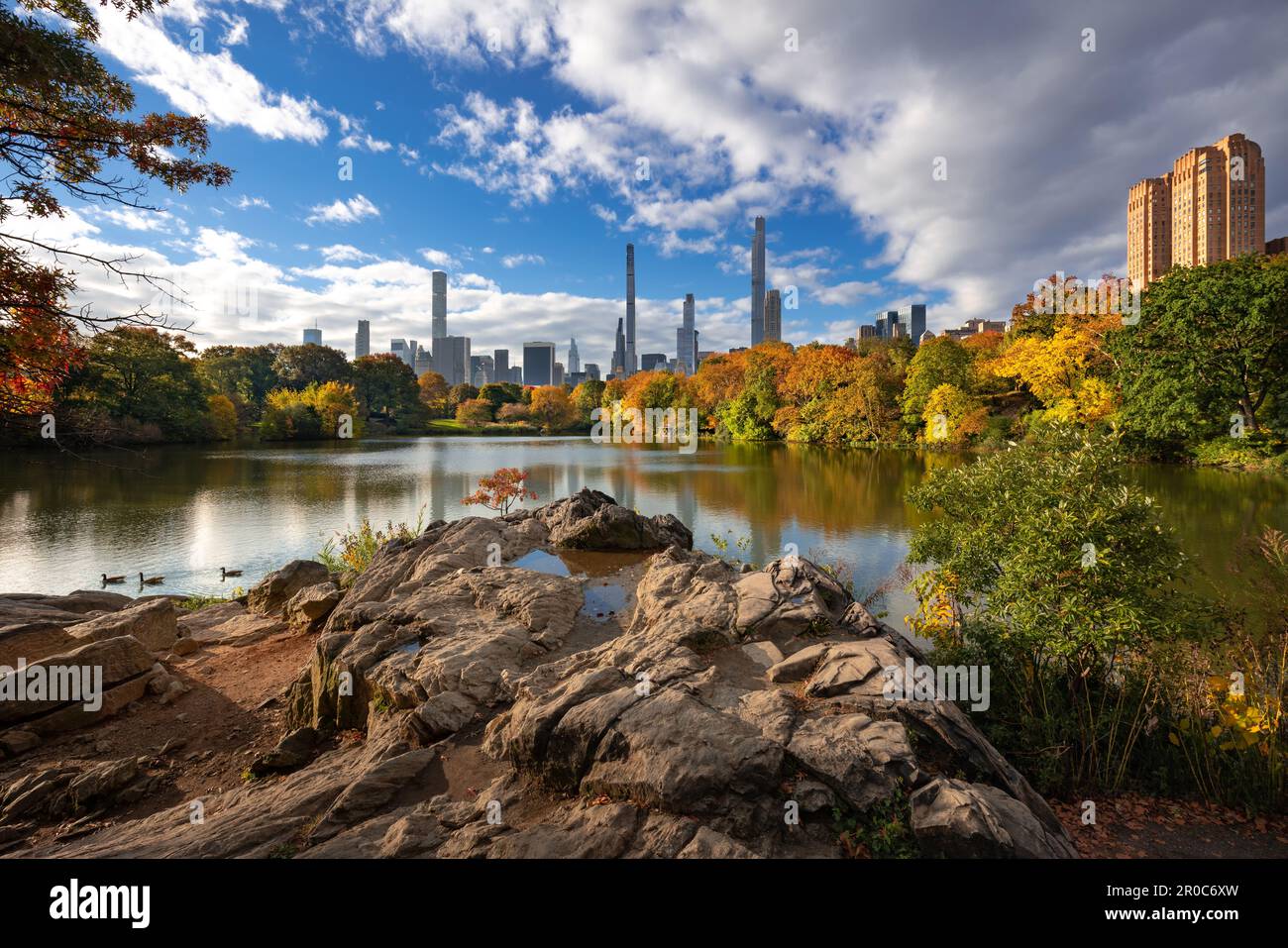 Der See im Central Park mit Wolkenkratzern der Milliardärsreihe. Herbst auf der Upper West Side, Manhattan, New York City Stockfoto