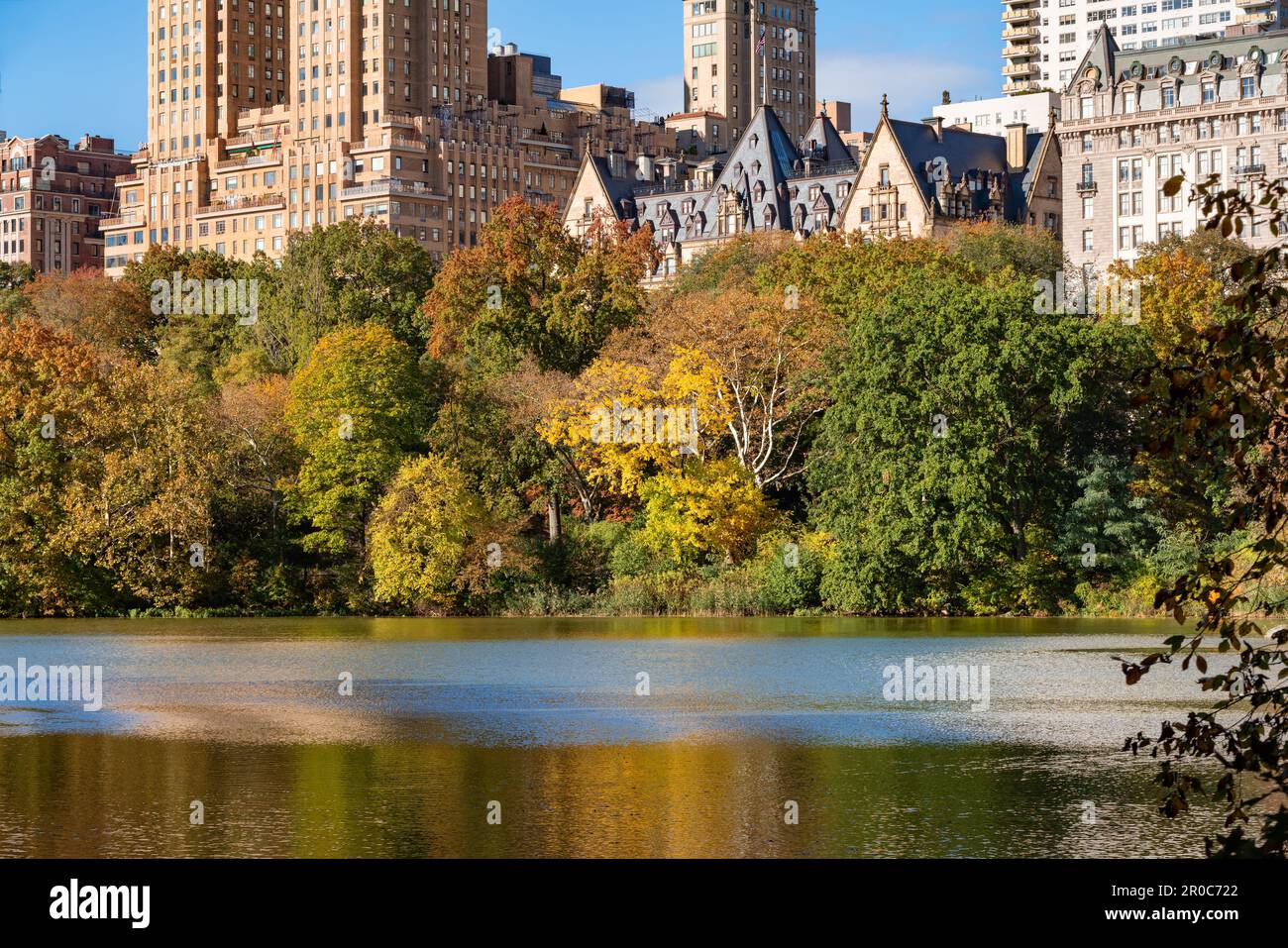 Historisches Viertel Central Park West am See in Herbstfarben. Upper West Side, Manhattan, New York City Stockfoto