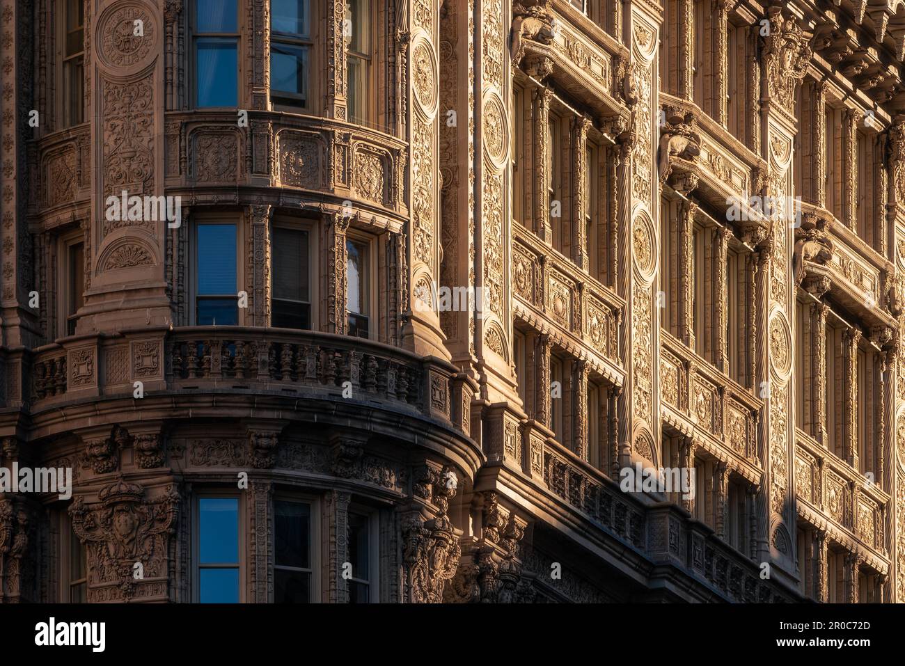 Fassade der französischen Renaissance in Midtown Manhattan. Kunstvolle architektonische Details, New York City Stockfoto