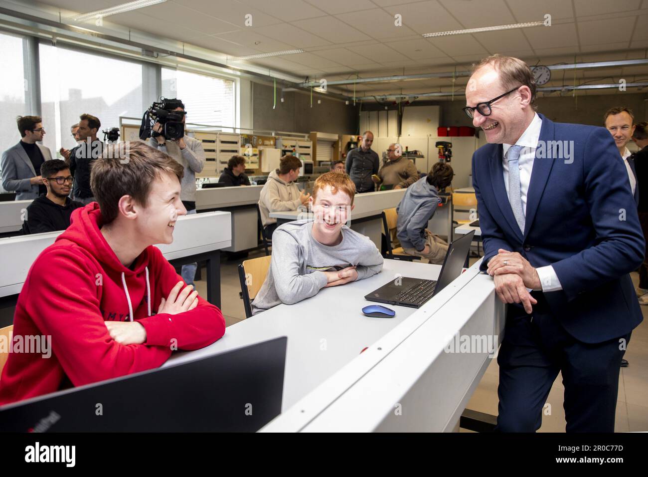 FOKUSBERICHTERSTATTUNG BEANTRAGT AN BELGA - Flämischer Minister für Bildung, Tierschutz und Sport, das Ben Weyts während eines Pressezeitpunkts bildete, um eine neue Etappe im Digisprong für Schulen in der Technischen Instituut Don Bosco Sekundarschule in Halle, Montag, den 08. Mai 2023, zu starten. Es handelt sich um einen Rahmenvertrag im Wert von 40 Millionen Euro zwischen Telenet und der flämischen Regierung über die Installation von Glasfaserverbindungen in flämischen Schulen. In der Vergangenheit hatten Schulen möglicherweise weniger Bedarf an den besten und schnellsten Internetverbindungen mit dem größten Datenvolumen, aber seit dem Digisprong hat sich all dies geändert. Cre Stockfoto