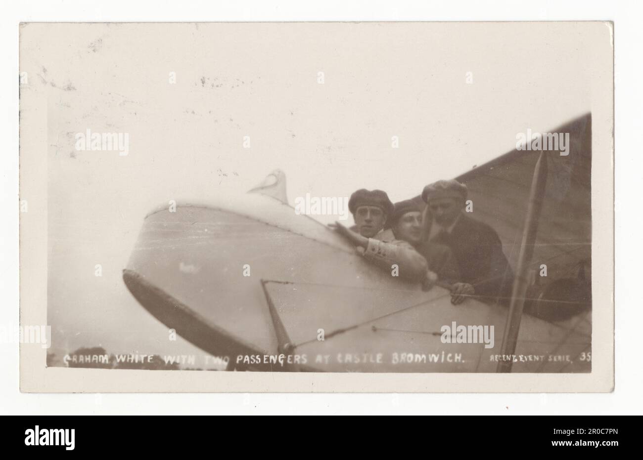 Postkarte - Graham White mit zwei Passagieren, Castle Bromwich, c. 1900-1939. Topographische Ansichten - Kesterton Collection. Könnte Claude Grahame-White sein, ein englischer Pionier der Luftfahrt und der erste, der einen Nachtflug macht. Stockfoto