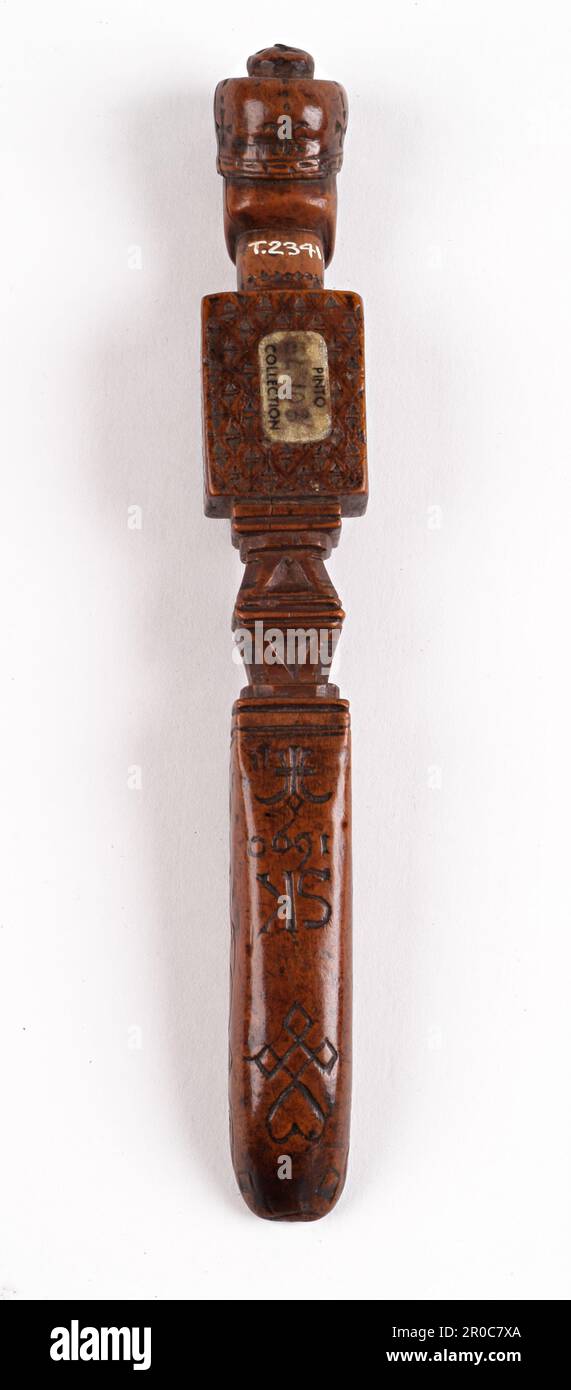 Geschnitzter Apfelkern Aus Boxwood, 1690. Pinto Collection - gekauft bei Edward H Pinto, 1965.. Hergestellt in England. Diese kleinen Schaufeln ermöglichten es Menschen, die ihre Zähne verloren hatten, Lebensmittel wie Äpfel und Birnen zu essen. Sie werden seit prähistorischen Zeiten verwendet und gehören zu den ältesten Essutensilien der Welt. Apfelschaufeln waren sehr persönliche Gegenstände und in einigen Bereichen galt es als Pech, eines zu teilen. Die meisten Schaufeln waren recht einfach und aus Tierknochen hergestellt. Aufwändige, wie diese, schienen oft als Liebeszeichen gegeben zu werden. Stockfoto