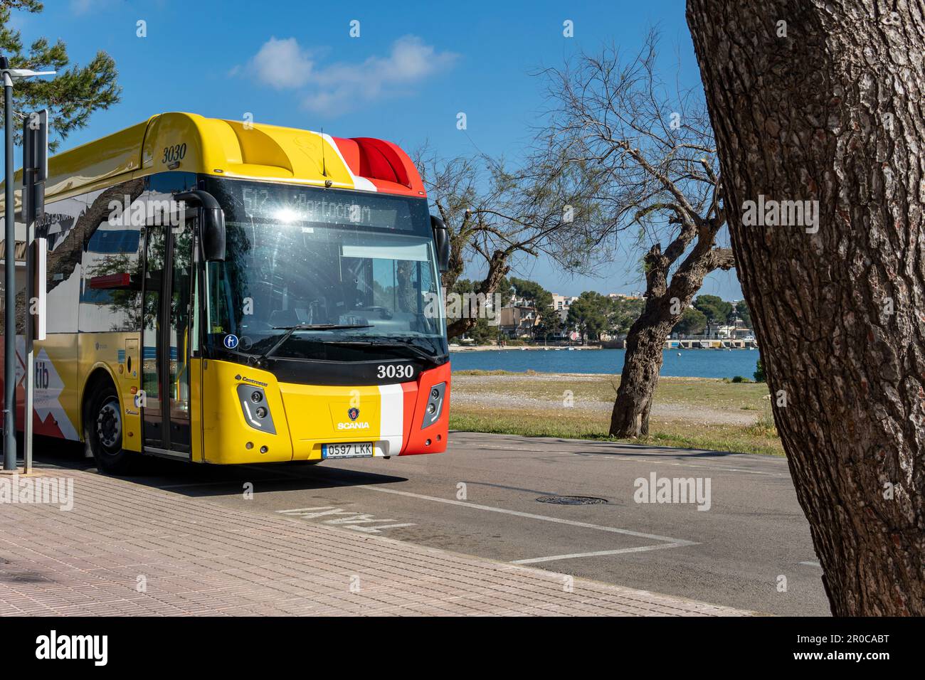 Portocolom, Spanien; april 23 2023: Bus der öffentlichen Gesellschaft TIB, Transport der Balearen, an einem Halt in der mallorquinischen Stadt Portocolom, Spai Stockfoto