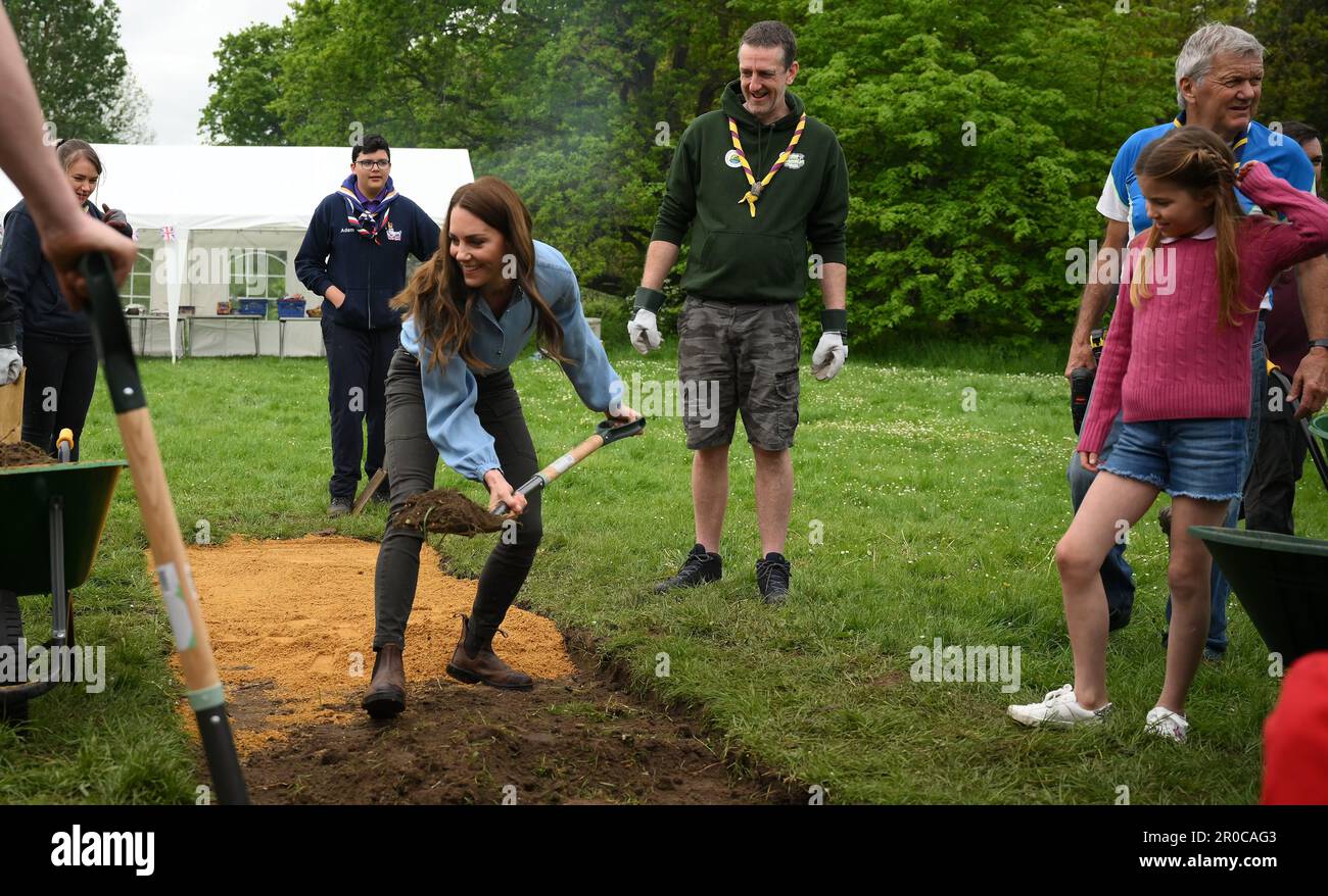 Die Prinzessin von Wales arbeitet gemeinsam mit Freiwilligen an der Renovierung und Verbesserung der Upton Scouts Hut 3. in Slough, als Teil der Big Help Out, um die Krönung von König Karl III. Und Königin Camilla zu feiern. Foto: Montag, 8. Mai 2023. Stockfoto