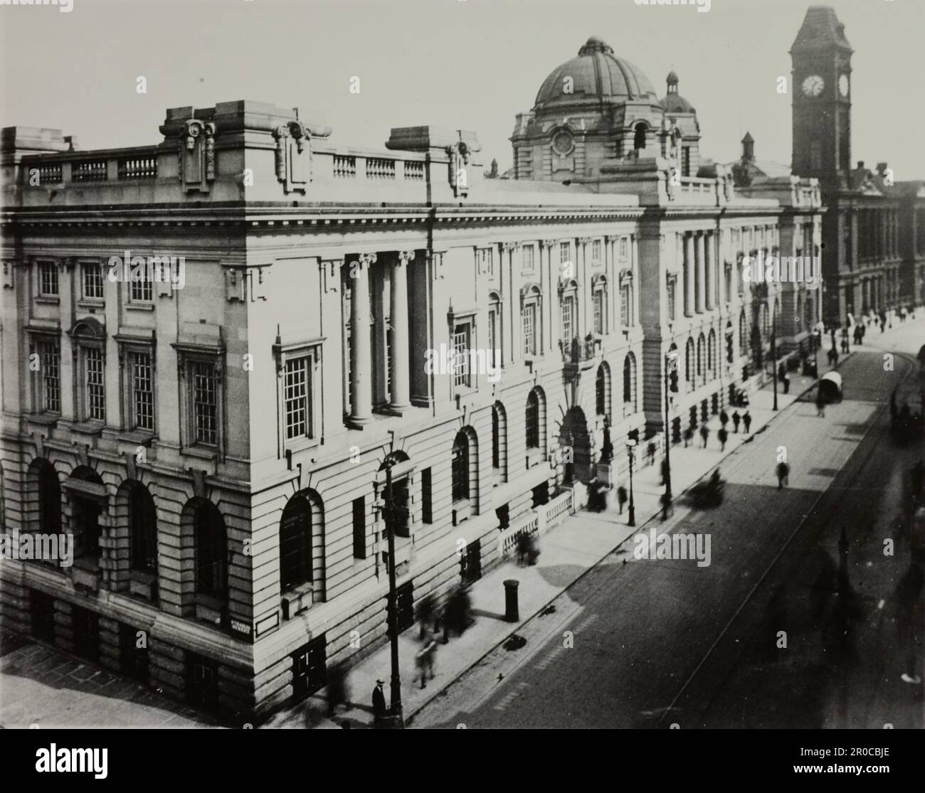 Birmingham Museum and Art Gallery, Blick auf die 1911 Gallery Extension in Congreve Street. Der ältere Teil (hinter dem Uhrenturm) sieht nach nur 25-30 Jahren schlechter Luftqualität viel dunkler aus! Aus dem Birmingham Museums Trust Fotoarchiv. Gescannt aus der Sammlung von Glasplatten, Negativen und Abdrücken. Stockfoto
