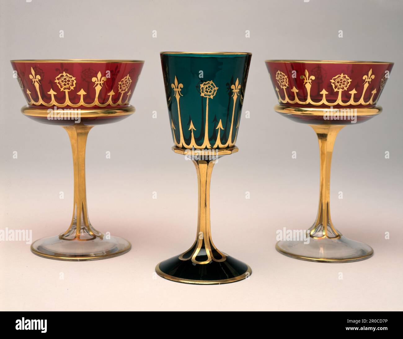 Grünweinglas, 1858. 1999M17.2 Ruby Sorbet Brille, 1858. Hersteller: F & C Osler (Ltd), 230 Broad Street, Birmingham. Nach einem Entwurf von:. Ein Follett Osler. Osler & Sons of Birmingham schuf grüne Weingläser und rubinrote Sorbetgläser im Rahmen des 'Tudor Service' speziell für Queen Victorias Besuch in der Aston Hall am 15. Juni 1858... 1885M3410.1 präsentiert von den Friends of Birmingham Museums and Art Gallery mit einem Zuschuss von 50 % vom MGC/V&A Purchase Grant Fund... 1999M17.2 gekauft mit Unterstützung der Friends of Birmingham Museums & Art Gallery und der Victoria & Albert Pu Stockfoto