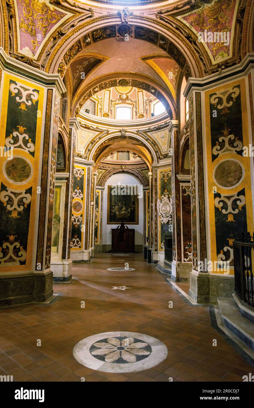 Neapel, Italien 7. Mai 2023 : Innenräume, Gemälde und Details der Kirche San Paolo Maggiore im historischen Zentrum von Neapel, Italien Stockfoto