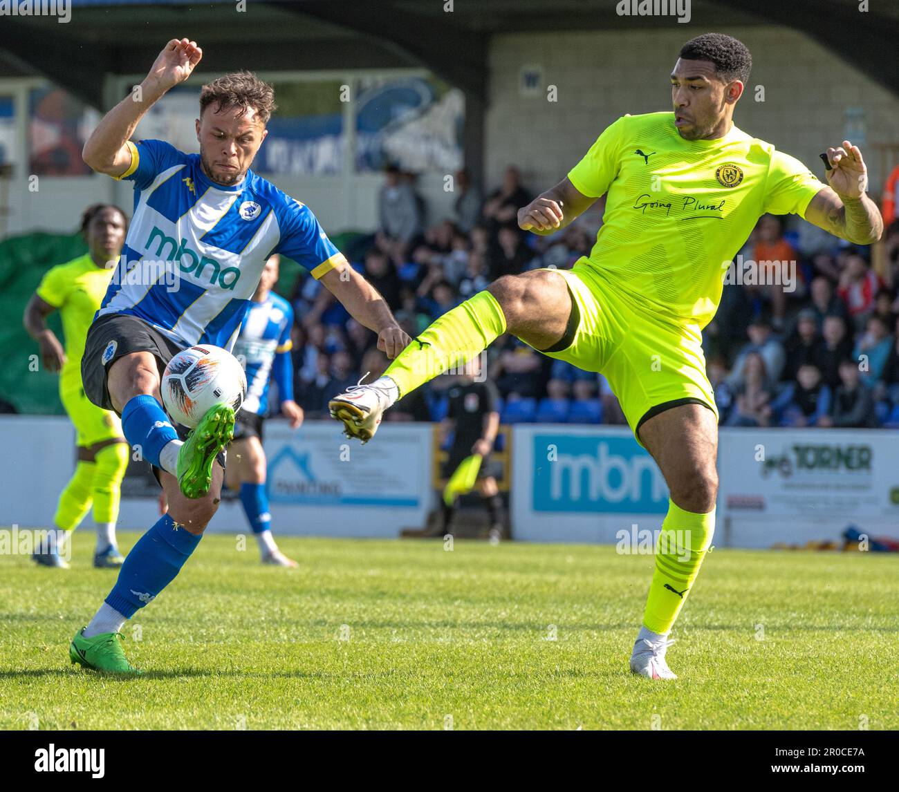 Deva Stadium, Chester, Cheshire, England, 7. Mai 2023. Chester's Kurt Willoughby bringt den Ball unter Kontrolle, während der Chester Football Club V Brackley Town Football Club im Vanarama National League North Halbfinale Play-Off Credit Image: ©Cody Froggatt Alamy Live News) Stockfoto