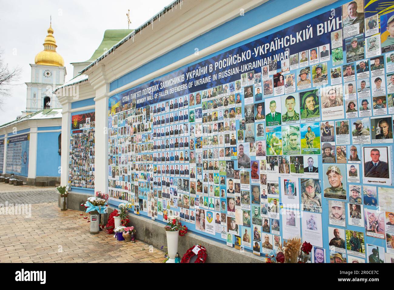 Kiew, Ukraine - 03.29.2023: Die Mauer des Gedenkens an die Gefallenen für die Ukraine auf dem Mychasilivs'ka-Platz. Stockfoto