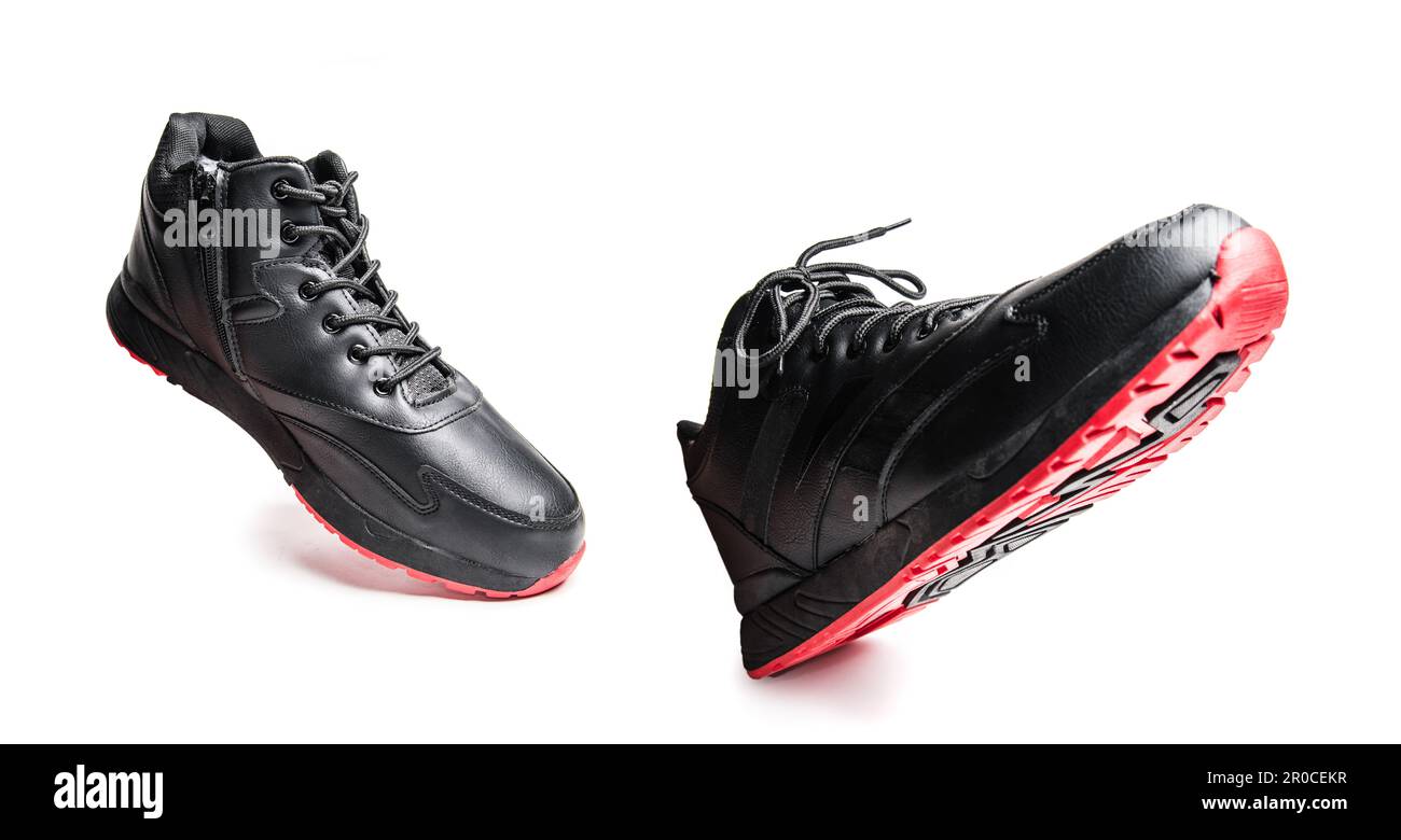 Schuhe, unsichtbare Männerbeine, schwarzer Stiefel auf weißem Hintergrund. Stockfoto